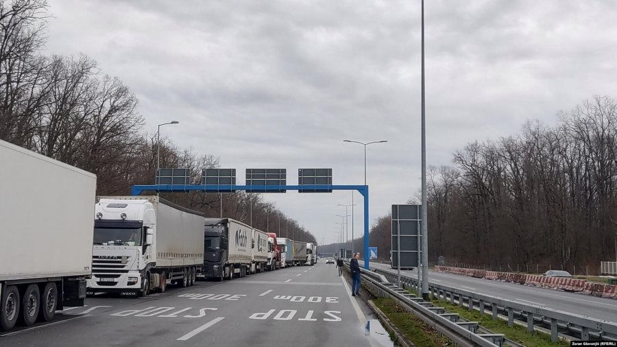 Vazhdon bllokada e transportuesve rajonalë në kufijtë me BE-në