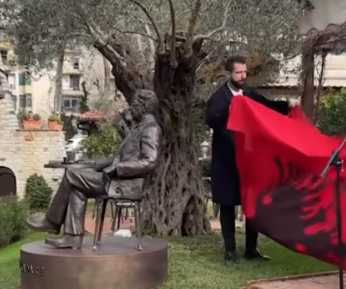 Prezantohet statuja e shkrimtarit Ismail Kadare, aty ku zakonisht e pinte kafenë e mëngjesit në Shqipëri