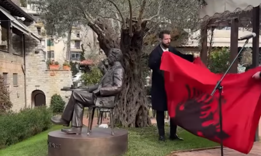 Prezantohet statuja e shkrimtarit Ismail Kadare, aty ku zakonisht e pinte kafenë e mëngjesit në Shqipëri