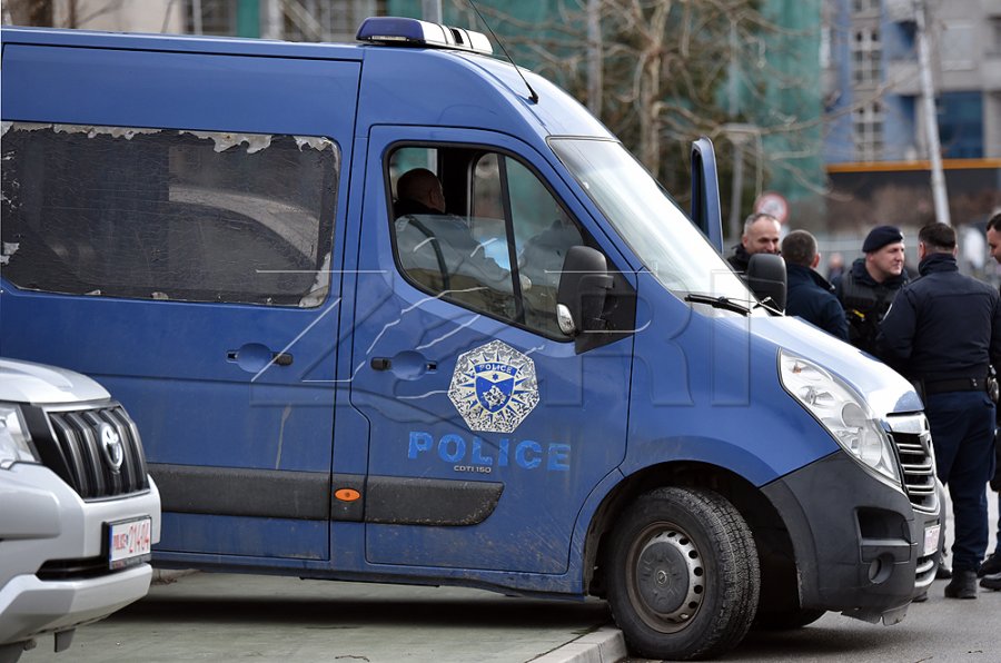 Armatim dhe pajisje ushtarake gjenden në një shtëpi të pabanuar në Leposaviq