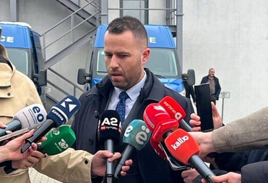 Flet avokati i njërit nga komisionerët që po intervistohet pas arrestimit në Malishevë