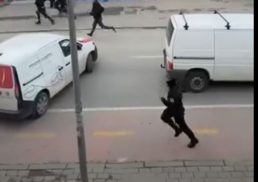 Dalin pamjet, Policia ndjek të dyshuarin që shtiu me armë në Podjevë [video]