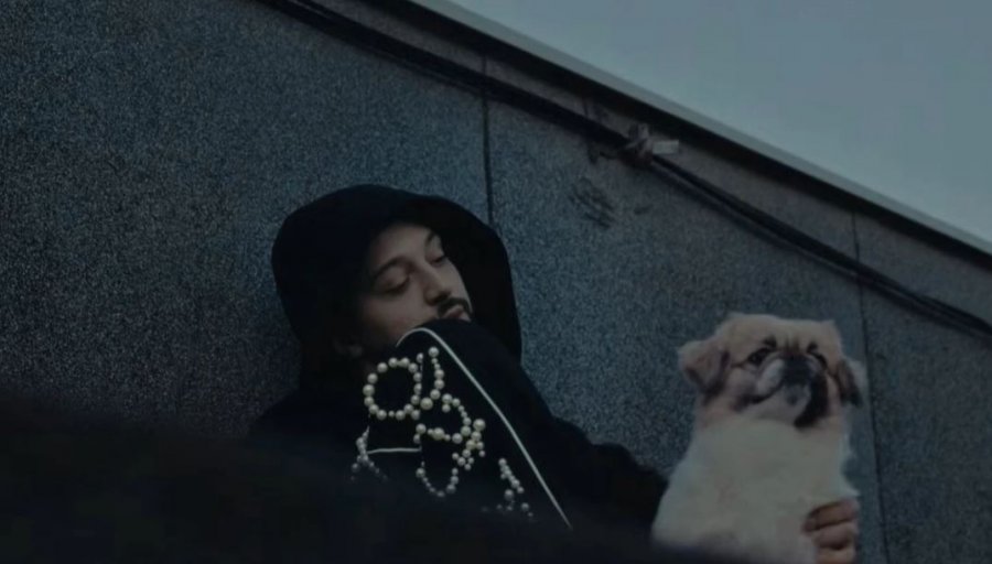 “Nuk ia fali vetës”, Gjesti rikthehet me baladën prekëse dedikuar vëllait të ndjerë