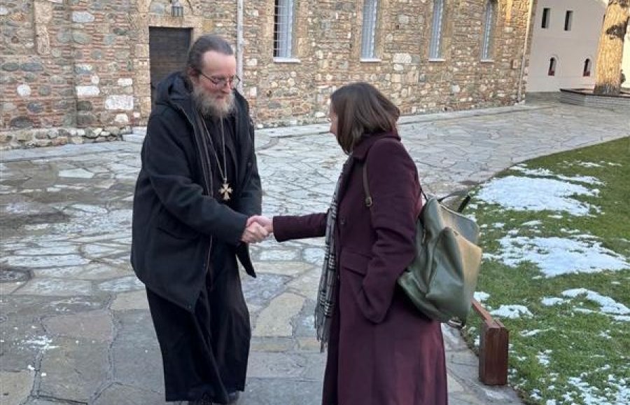 Zyrtarja amerikane viziton Manastirin e Deçanit, rikonfirmon mbështetjen e SHBA-së për liritë fetare dhe bashkëjetesën paqësore