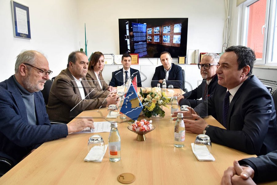 Kurti pas vizitës në Odën e Mjekëve: Ka rënie të theksuar të ikjes së mjekëve nga Kosova 