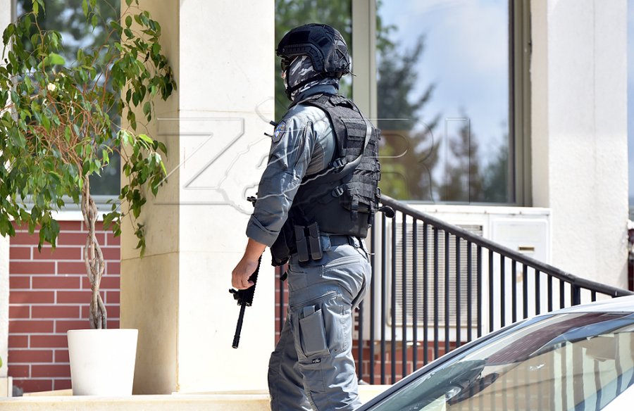 Aksioni i antidrogës në Suharekë: Tre të arrestuar, konfiskohen kokainë e armë