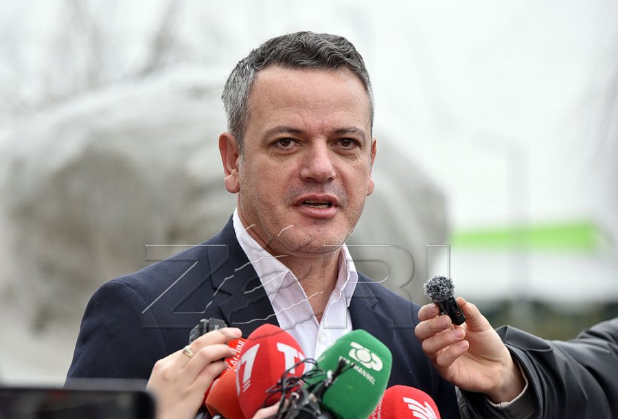 Gashi për amendamentet për president: Lojë e lodhur e manovër politike, është proces që zgjat me muaj