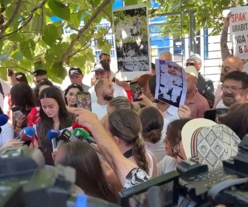 “Rama, Rama, SPAK you” - protestuesit mblidhen para SPAK-ut dhe dorëzojnë padinë për “The Albanian Files”