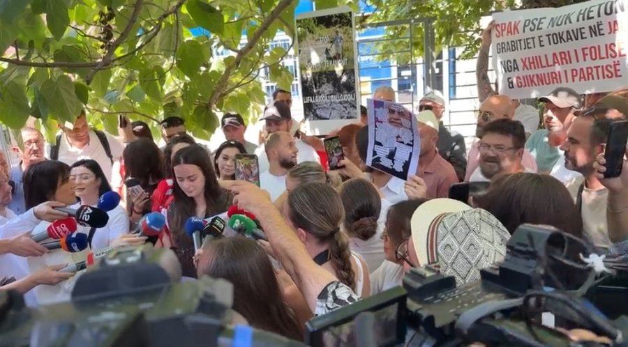 “Rama, Rama, SPAK you” - protestuesit mblidhen para SPAK-ut dhe dorëzojnë padinë për “The Albanian Files”