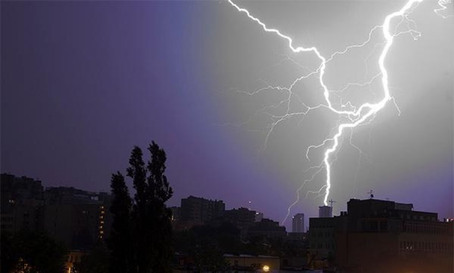 Vetëtima shkakton zjarr në një arë të Novobërdës