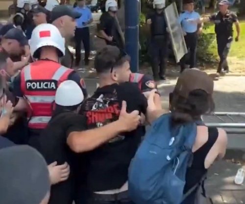 Protestuesit gjuajnë me gurë policët në Shqipëri, nëntë të plagosur e 20 të arrestuar