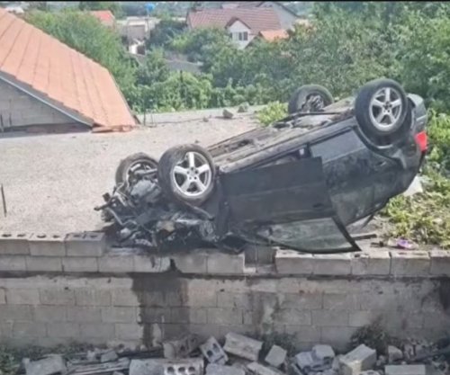 Vetura “fluturon” mbi një shtëpi në Bicaj të Kukësit, tre të lënduar [video]
