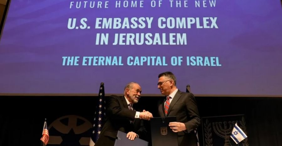 SHBA-ja dhe Izraeli nënshkruajnë marrëveshje për ndërtimin e ambasadës së re në Jerusalem, palestinezët kundërshtojnë