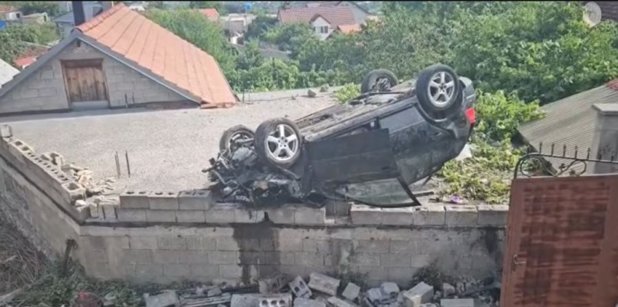 Vetura “fluturon” mbi një shtëpi në Bicaj të Kukësit, tre të lënduar [video]