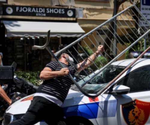 Përplasjet në protestën para Parlamentit në Shqipëri, arrestohen 19 persona