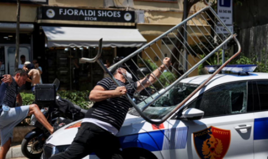 Përplasjet në protestën para Parlamentit në Shqipëri, arrestohen 19 persona