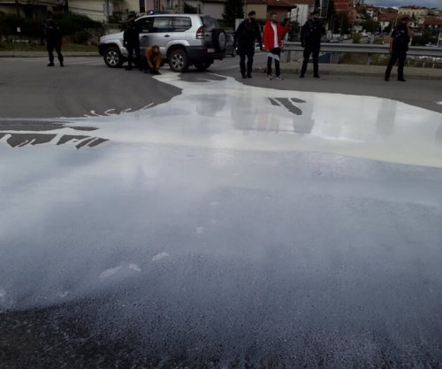 Prodhuesit derdhin qumështin në lumë, paralajmërojnë protesta: AUV-i t’i publikojë analizat, jemi lodhë, boll më
