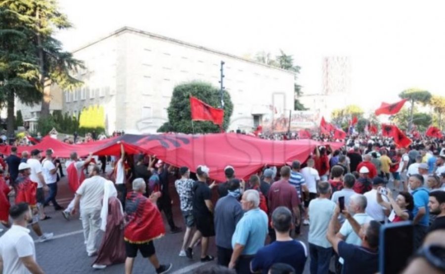 Dita e 35-të e protestës në Tiranë, para kryeministrisë edhe qytetarë nga diaspora