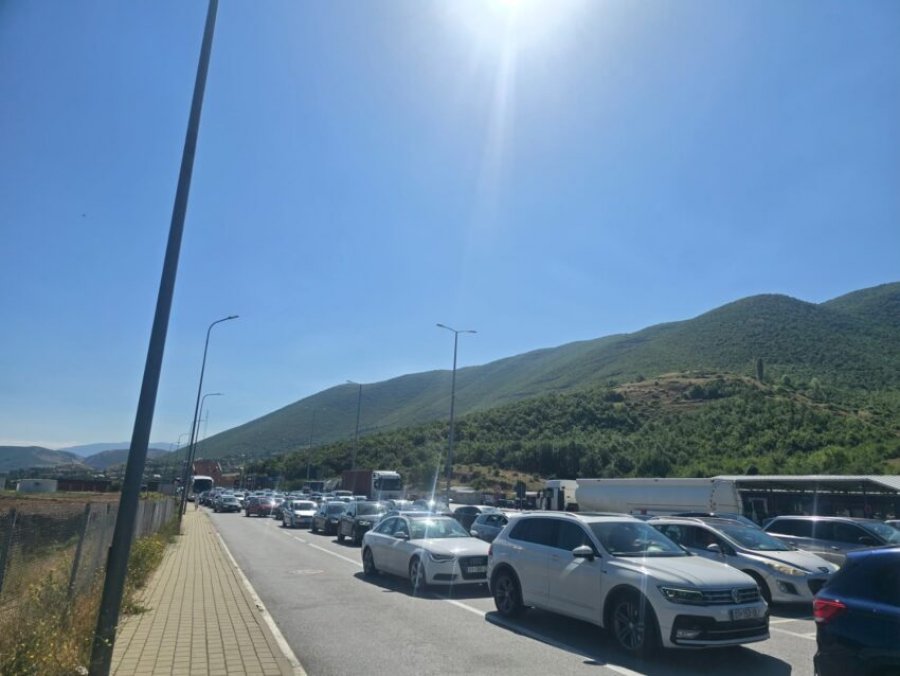 Krijohen kolona rreth 3.5 kilometra në dalje të Kosovës drejt Shqipërisë