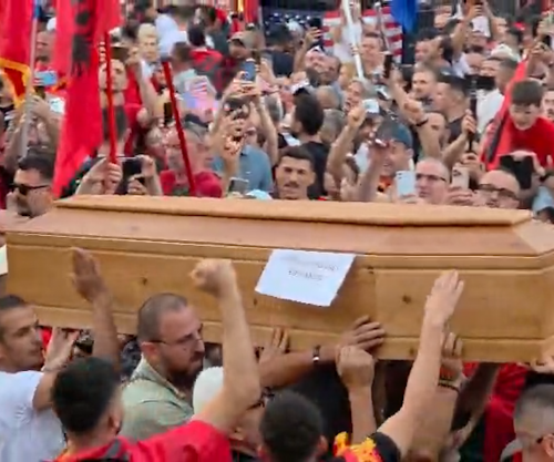 Përshkallëzohet protesta në Shqipëri, protestuesit sjellin arkivol para Kryeministrisë [Video]