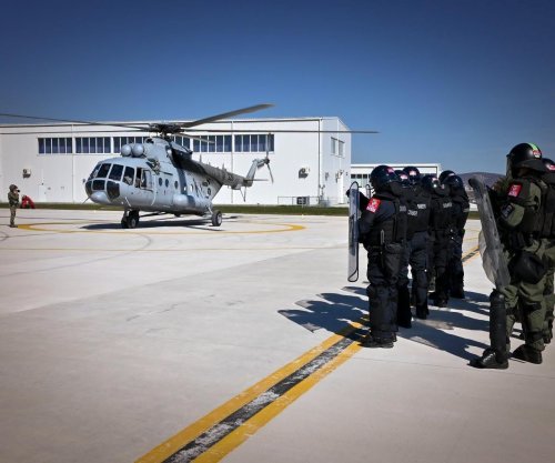 Ushtarët e KFOR-it stërviten me helikopterë në Prishtinë