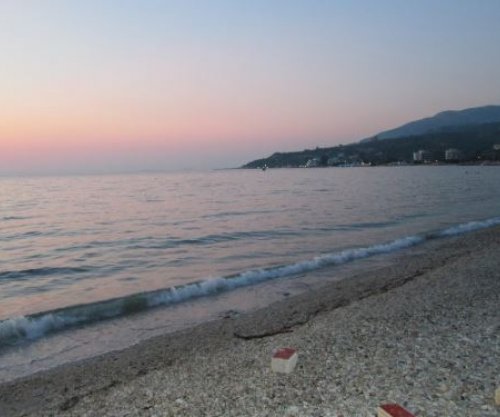 Mrekulli në Vlorë: 19-vjeçari pëson arrest kardiak në det, ndërhyrja e shpejtë ia shpëton jetën