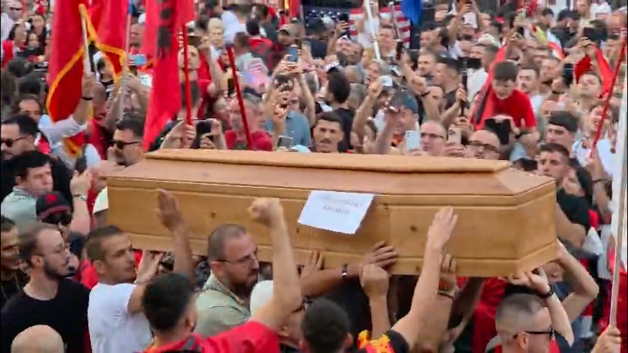 Përshkallëzohet protesta në Shqipëri, protestuesit sjellin arkivol para Kryeministrisë [Video]
