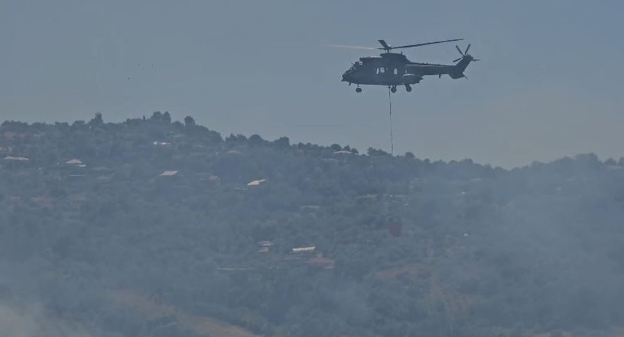 Zjarret në Fier, nis ndërhyrja nga ajri për shuarjen e tyre