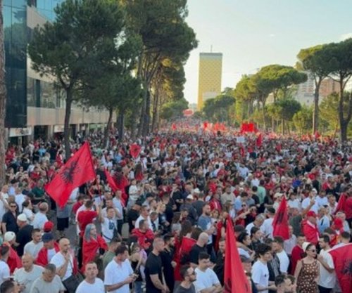 Sot dita e 37-të e protestës, qytetarët mblidhen sërish para Kryeministrisë