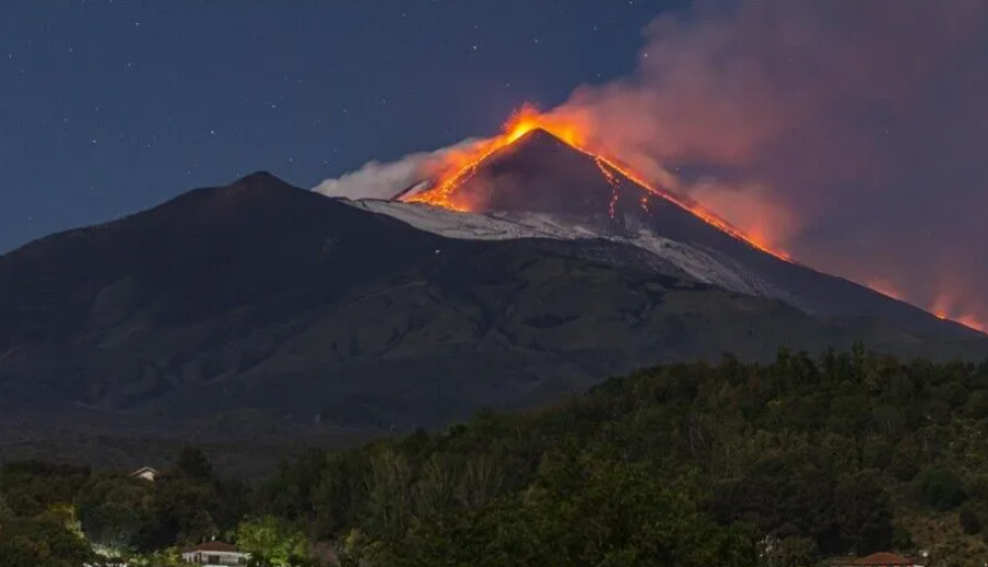 Shpërthen sërish vullkani “Etna”, ndërpriten fluturimet në Sicili