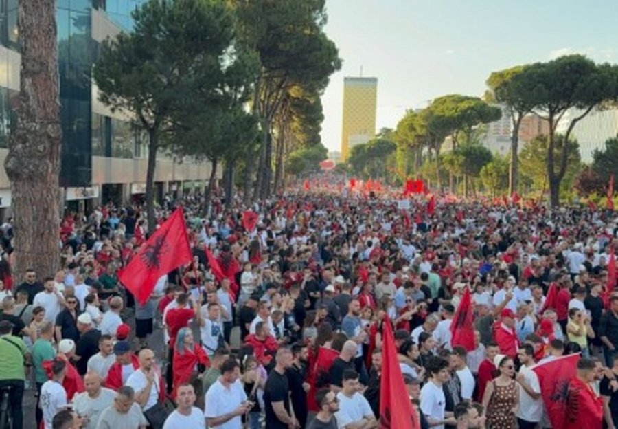 Sot dita e 37-të e protestës, qytetarët mblidhen sërish para Kryeministrisë