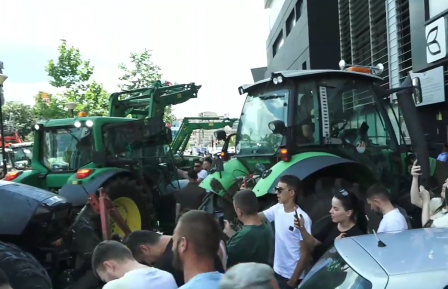 Protesta para Ministrisë së Bujqësisë, fermerët kërkojnë të trajtohen me dinjitet nga shteti