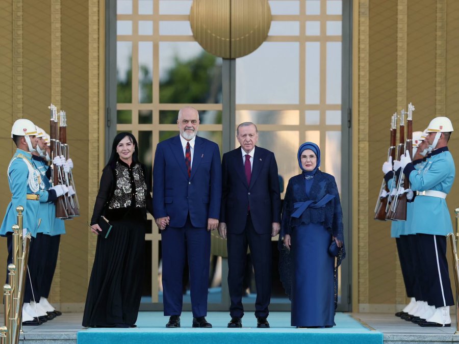 Rama publikon “foton e ditës”  nga Samiti i NATO-s