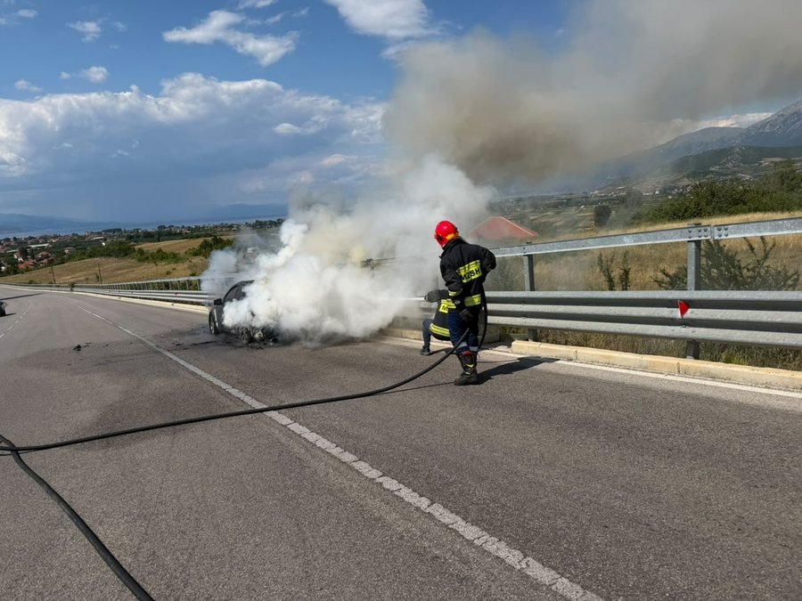 Merr flakë një veturë në rrugën Qafë Plloçë-Pogradec