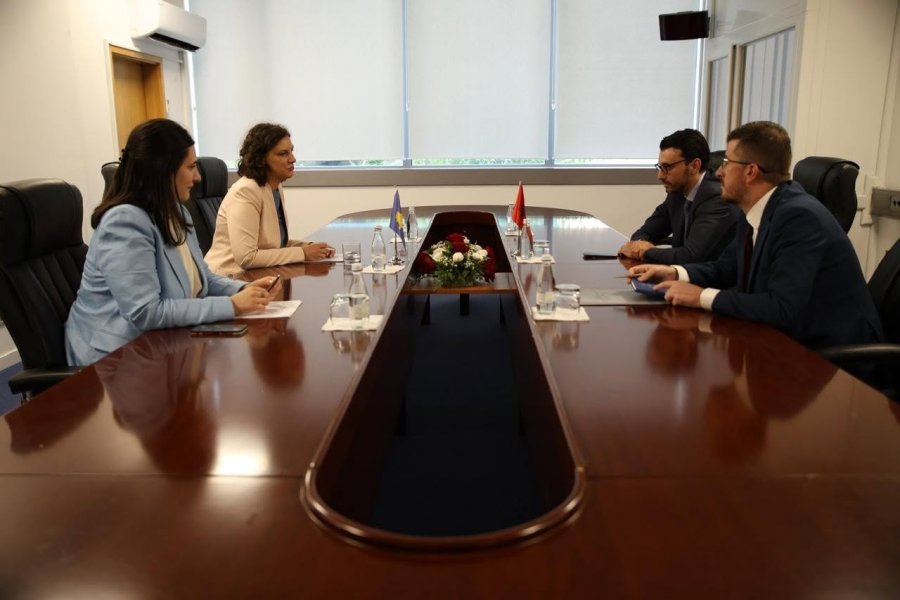 Rizvanolli e Karakaç diskutojnë projektin e termocentralit të Vlorës me gaz të lëngëzuar nga SHBA-ja