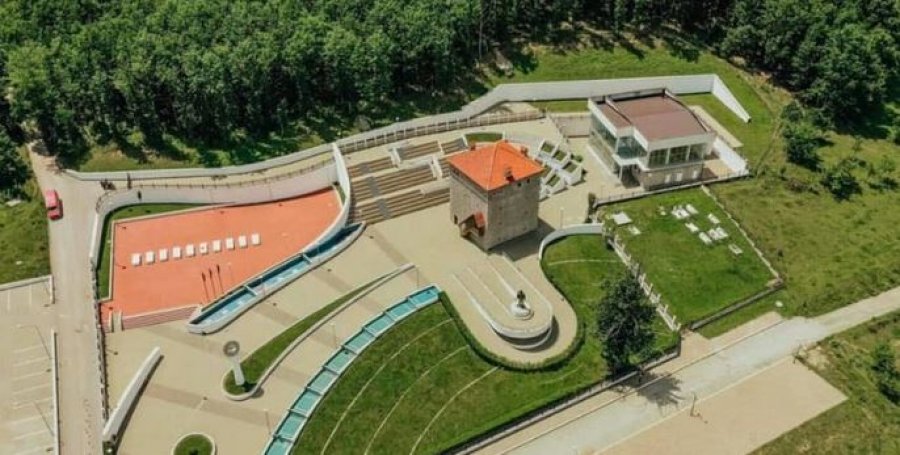 Dëmtohet objekti përcjellës në kompleksin memorial “Zahir Pajaziti”, nisin hetimet