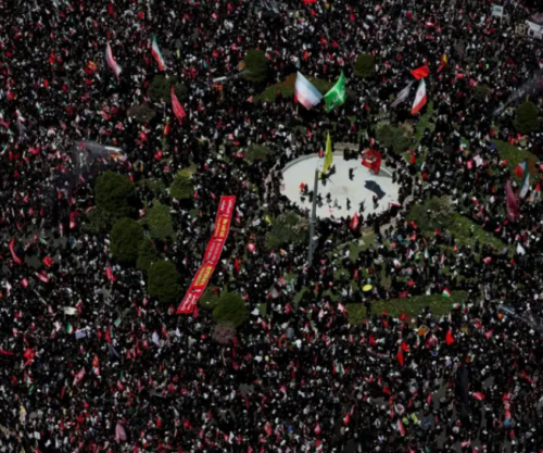Mijëra njerëz në rrugë para varrimit të Khameneit, kërkojnë hakmarrje ndaj Trumpit