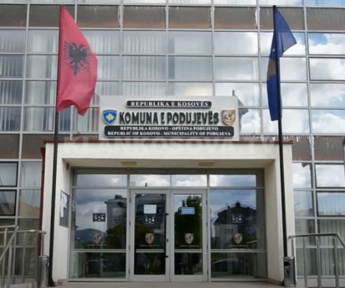 Pas Mitrovicës, edhe Podujeva lejon shfrytëzimin e parkingjeve të disa shkollave