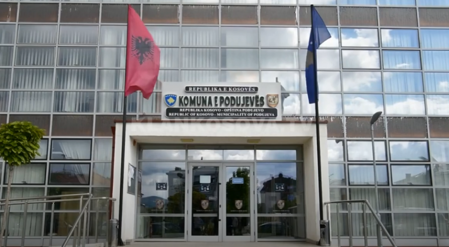 Pas Mitrovicës, edhe Podujeva lejon shfrytëzimin e parkingjeve të disa shkollave