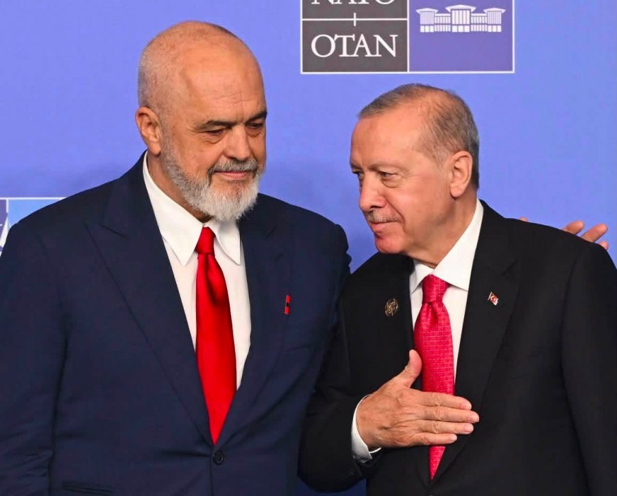 I buzëqeshur krah Erdoganit, Rama ndan foto nga Samiti i NATO-s në Turqi