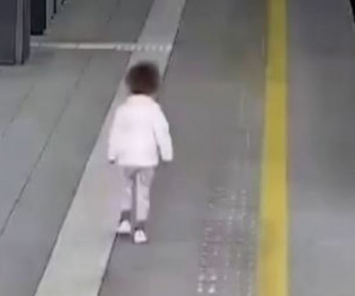 5-vjeçarja mbetet e vetme në stacionin më të madh të Polonisë, treni niset me familjen e saj [video]