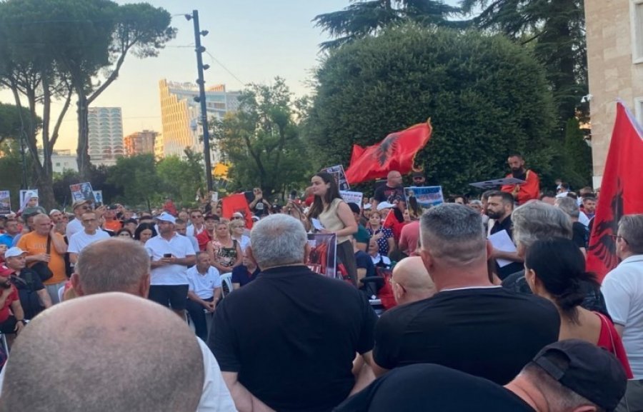 Protesta e 42-të për Zvërnecin para Kryeministrisë në Tiranë