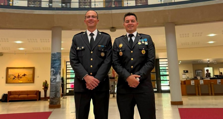 Dy majorë të FSK-së diplomojnë me sukses në Akademinë e Mbrojtjes të Mbretërisë së Bashkuar