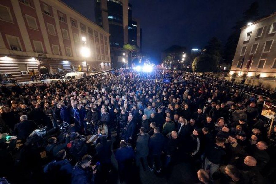 Protesta në Tiranë hyn në ditën e 45-të, kërkohet dorëheqja e qeverisë