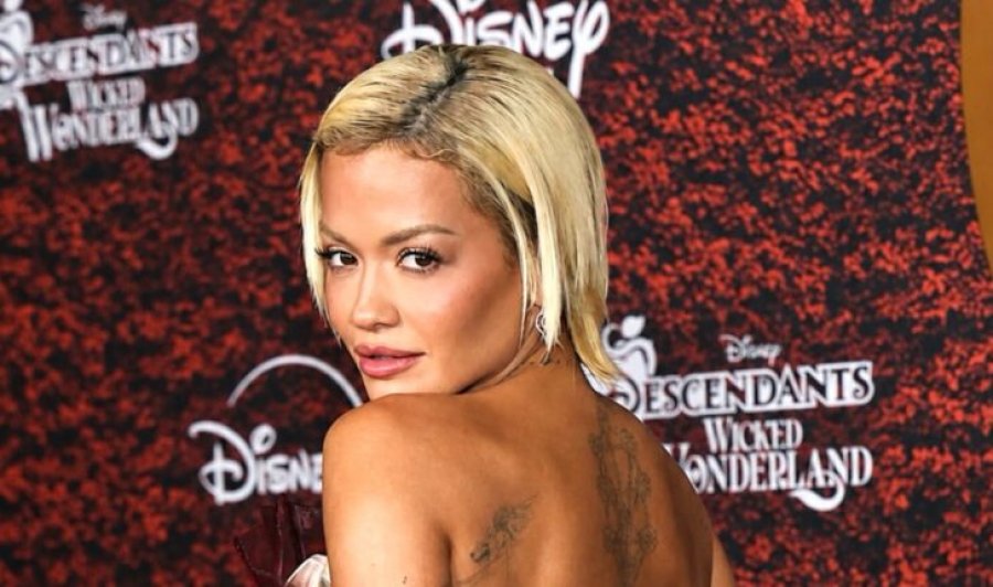 Rita Ora shkëlqen në premierën e “Descendants: Wicked Wonderland”, Taika Waititi e mbështet në tapetin e kuq