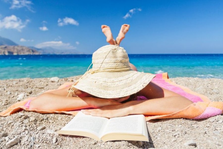 Temperaturat e larta, dermatologia këshillon oraret kur të bëni plazh