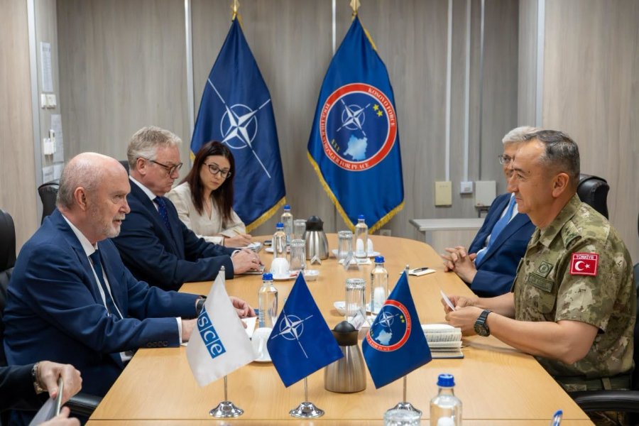 Komandanti i KFOR-it dhe sekretari i përgjithshëm i OSBE-së diskutojnë për sigurinë në Kosovë