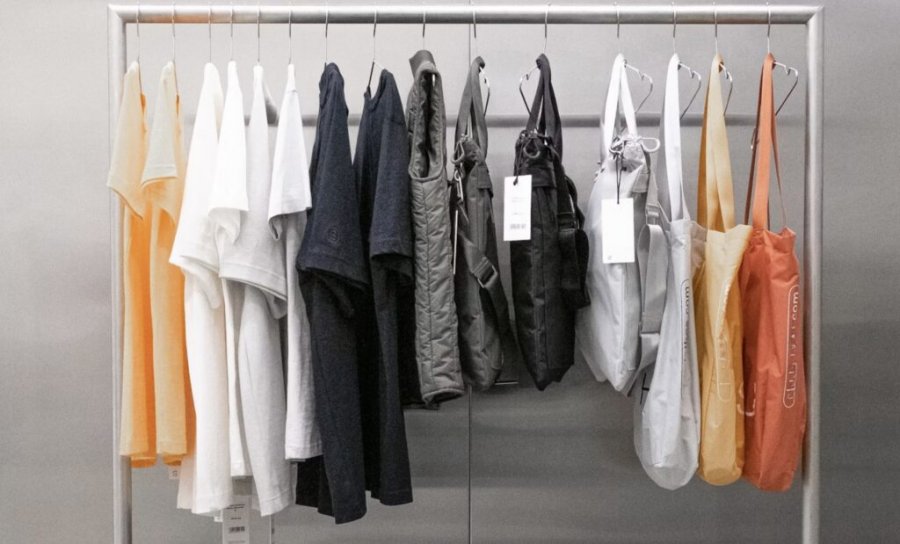 Franca miraton ligjin kundër “fast-fashion”, ndalon influencuesit të promovojnë marka të tilla