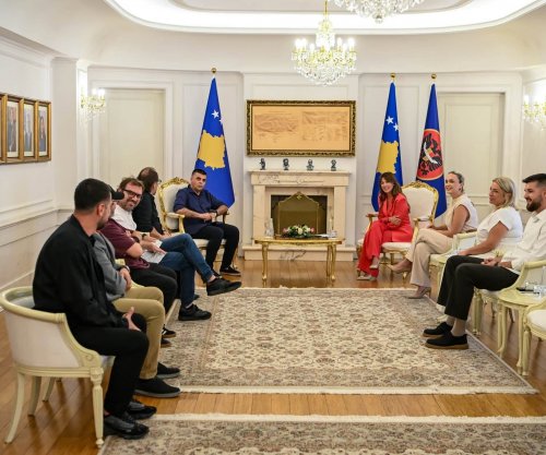 Haxhiu dekoron grupin “Marigona” për kontributin në muzikën rock të Kosovës