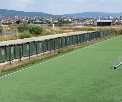 KFOR-i përfundon vendosjen e kontejnerëve në fushat e futbollit në Bërnicë